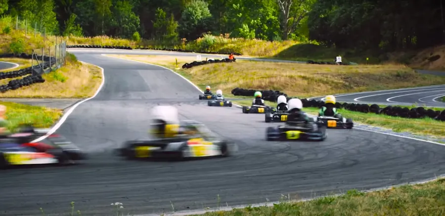 Alex Spetz i gokart nummer 5 framför ett fält av förare i en kurva