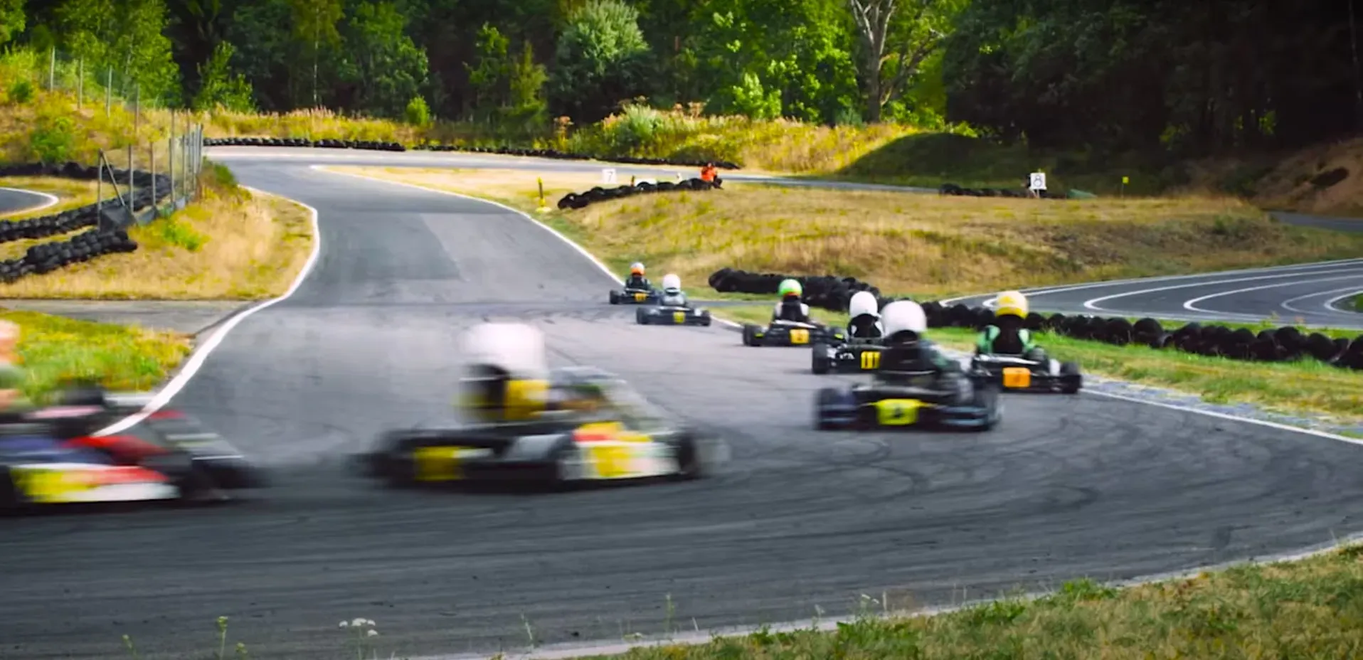 Alex Spetz i gokart nummer 5 framför ett fält av förare i en kurva