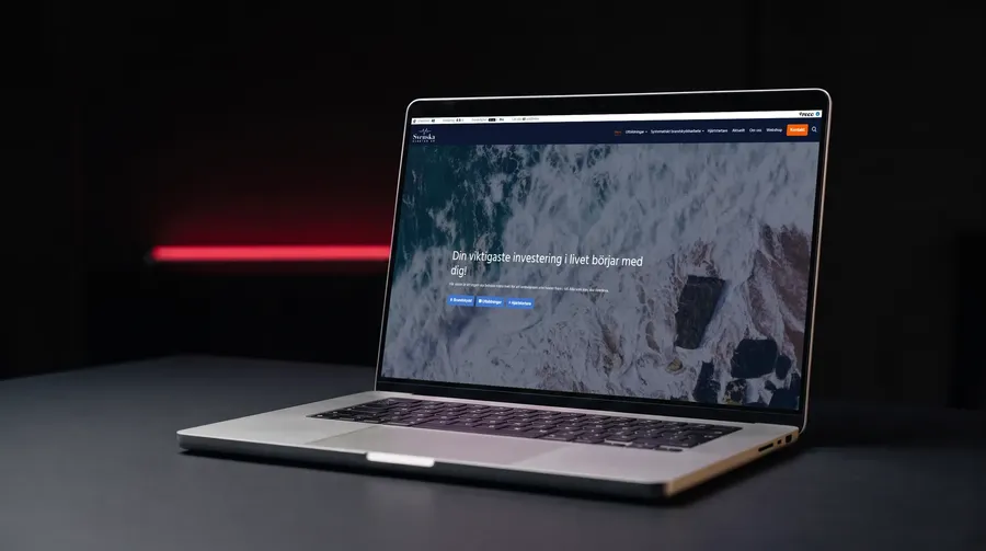 Svenska Hjärtan's website shown on a laptop on a dark desk