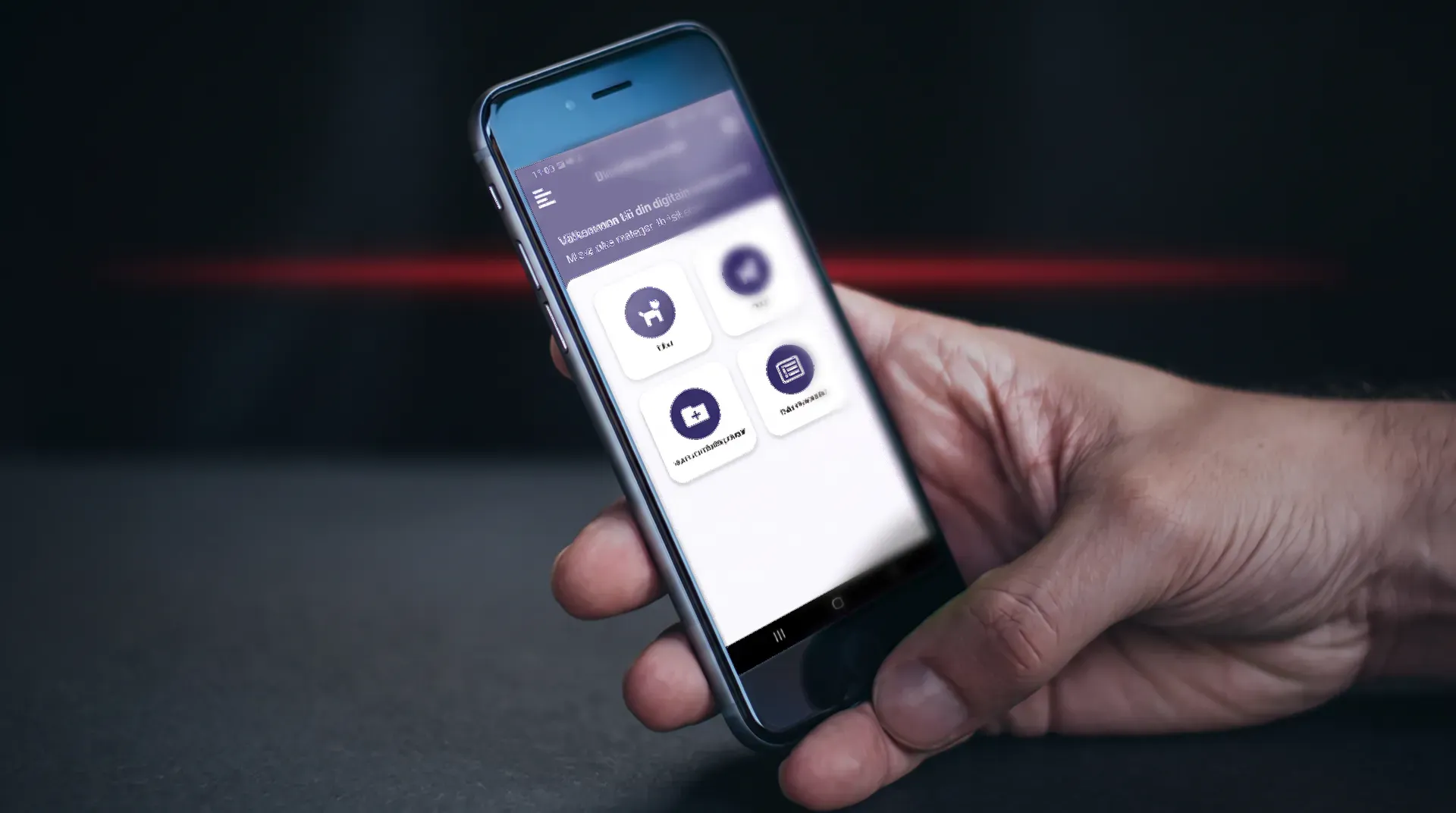 En hand håller en mobiltelefon med appen Breeding Journal öppen